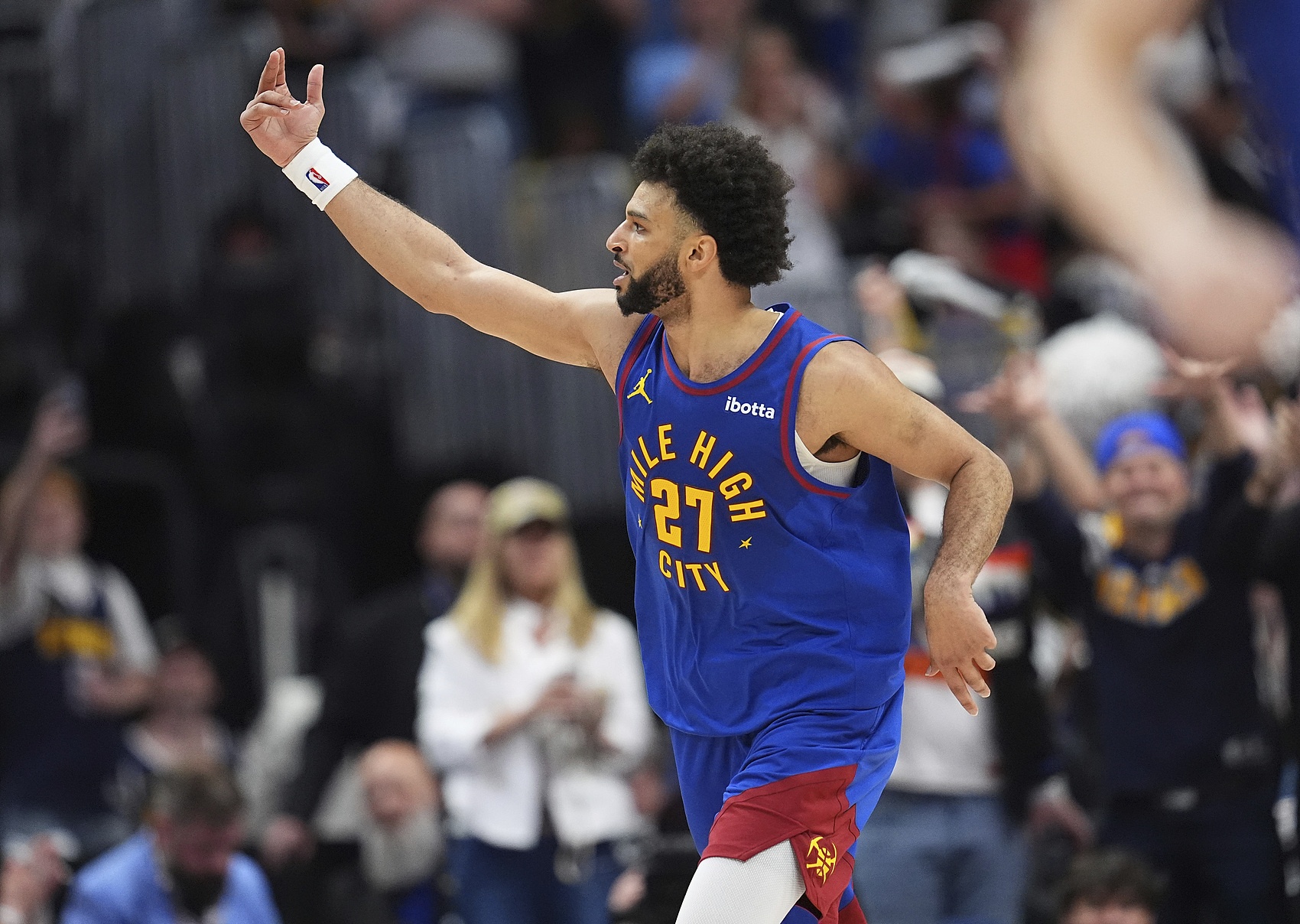 蜂鸟电竞- 穆雷迎来十赛季出色发挥，独行侠观众热烈欢呼！再创辉煌时刻