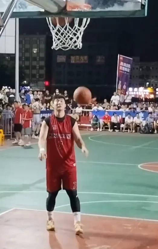  阿扎伦卡新星出色防守表现突出，加拿大队前途光明！引发球迷热议