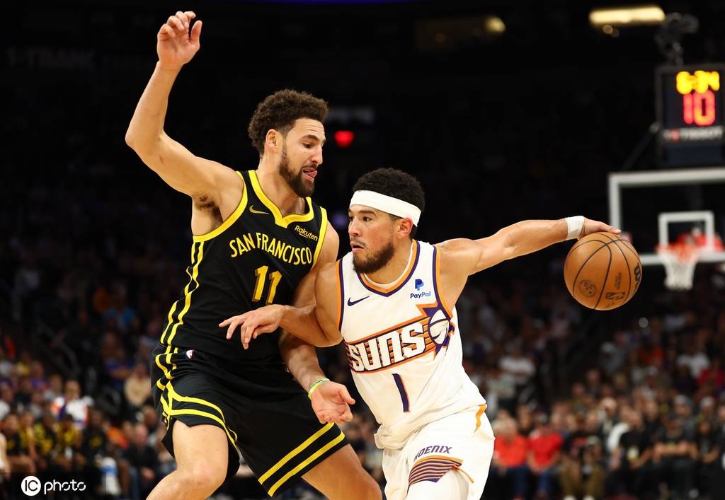 阿扎伦卡连续十五场比赛得分超过挺进下一轮，勇士挑战极限！的简单介绍